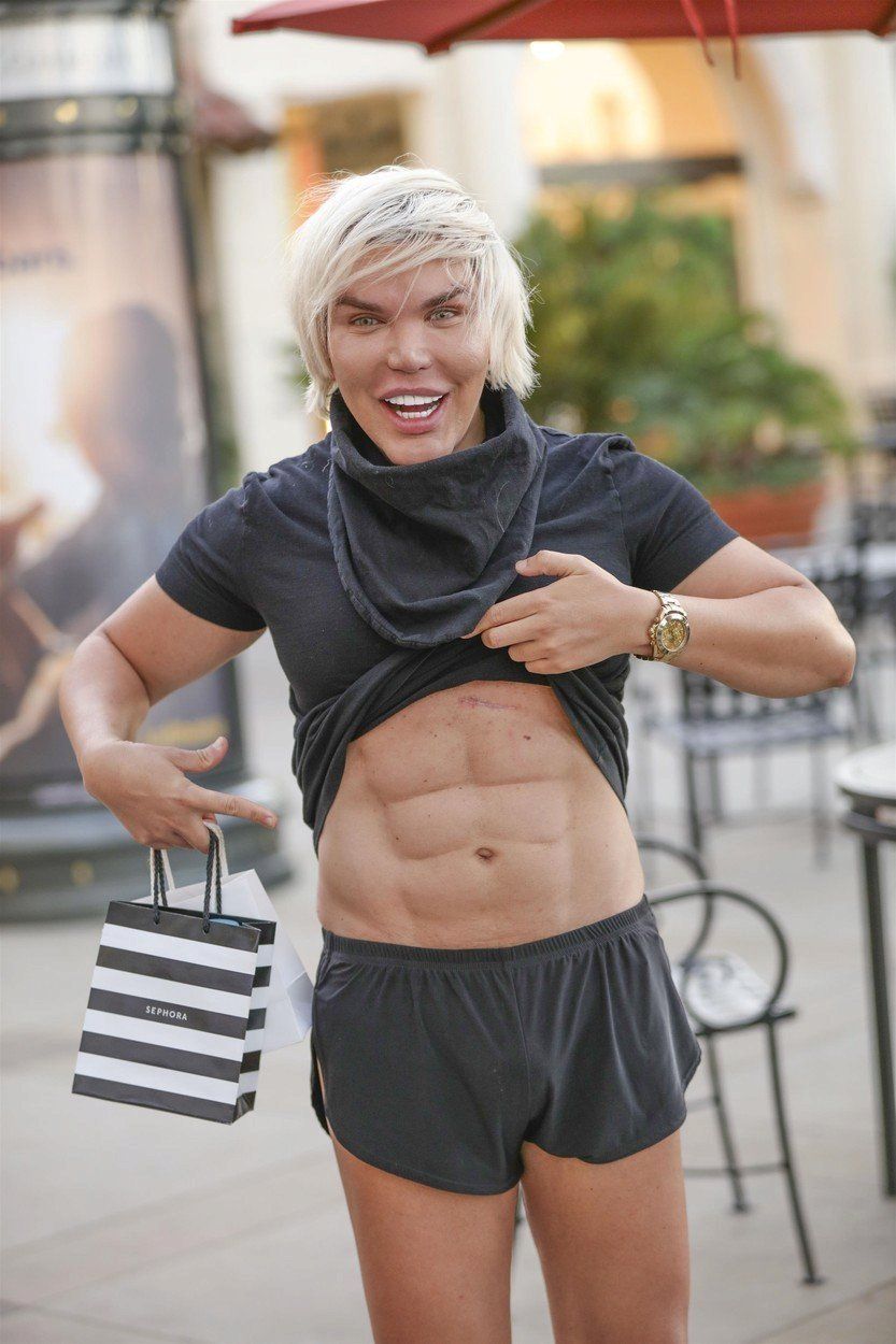 Živý Ken Rodrigo Alves předvedl břišní svaly a nastřelené vlasy