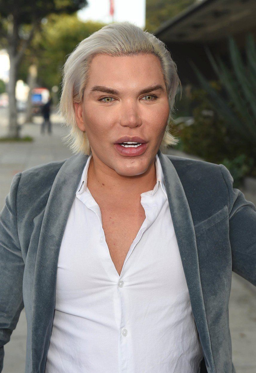 Živý Ken Rodrigo Alves si nechal nastřelit vlasy