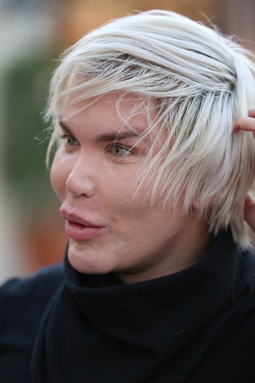 Živý Ken Rodrigo Alves nastřelené vlasy