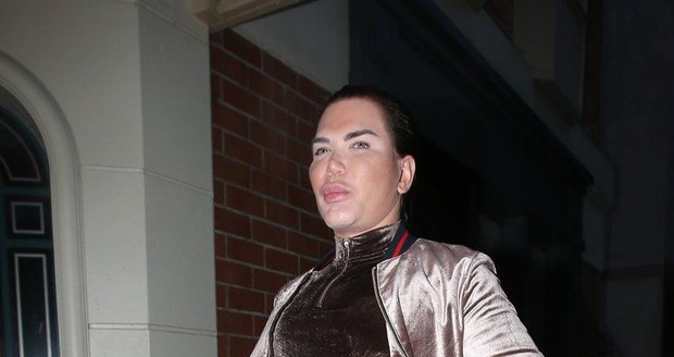 Živý Ken Rodrigo Alves si nechal odstranit 4 žebra.