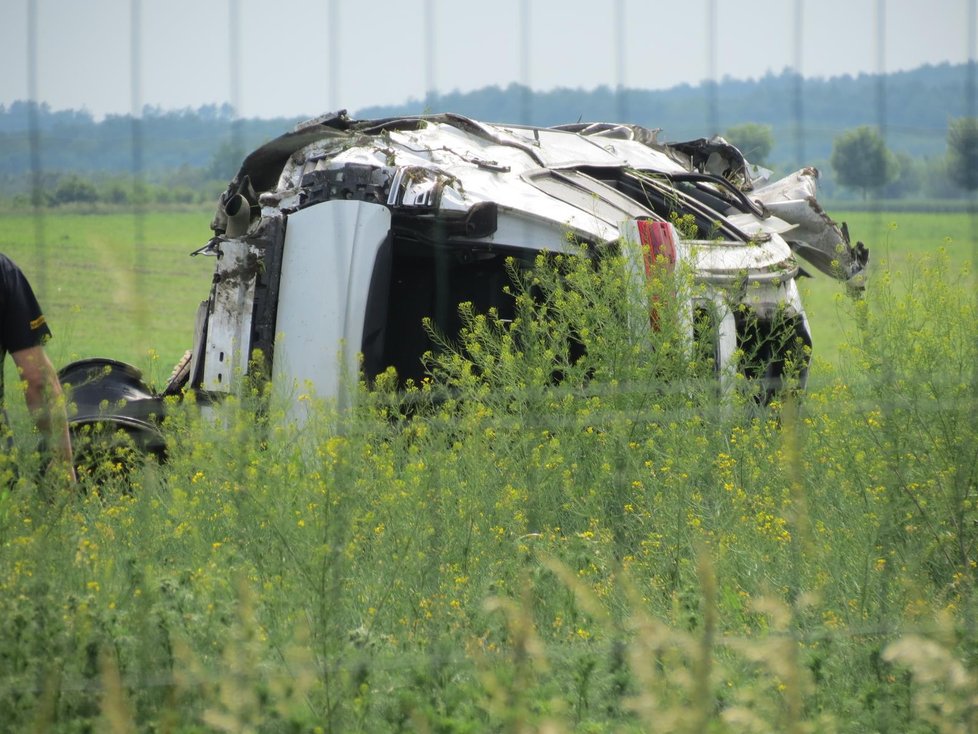 Nehodu na D11 nepřežili dva lidé, včetně dítěte, dalších 5 se zranilo.