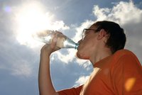Mladík z Bosny denně vypije až 27 litrů tekutin: Sužuje ho vzácné onemocnění.