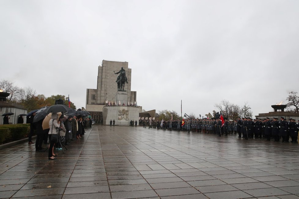 Socha Žižky na Vítkově, která měří 9 metrů, je třetí největší sochou na světě