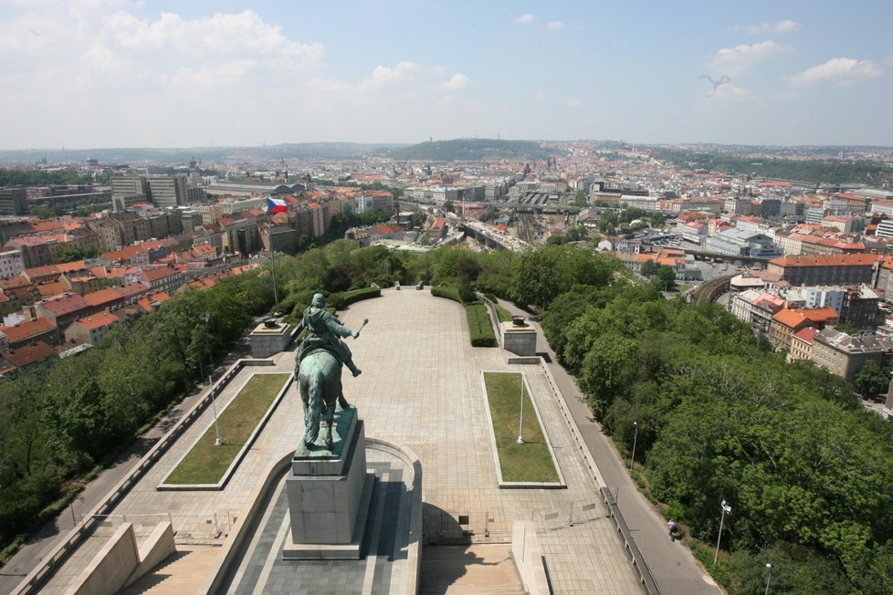 Socha Žižky na Vítkově, která měří 9 metrů, je třetí největší sochou na světě