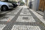 Nově opravený chodník v první polovině ulice Hradecká