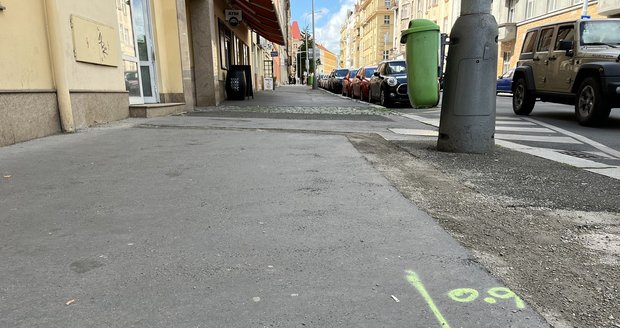 Chodník v ulici Ondříčkova, který se bude opravovat příští rok