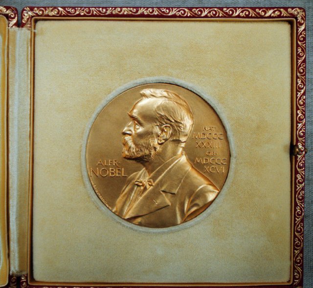Medaile pro Jaroslava Seiferta, nositele Nobelovy ceny.