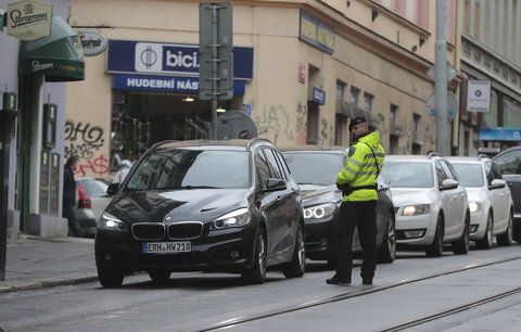 Dopravní kolaps v centru Prahy: Lidé míří na svátky z města, MHD měla až 50minutové zpoždění