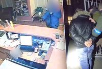 Tři „straky“ v kleci. Policisté dopadli pachatele, kteří na Žižkově fingovali ozbrojené přepadení hotelu