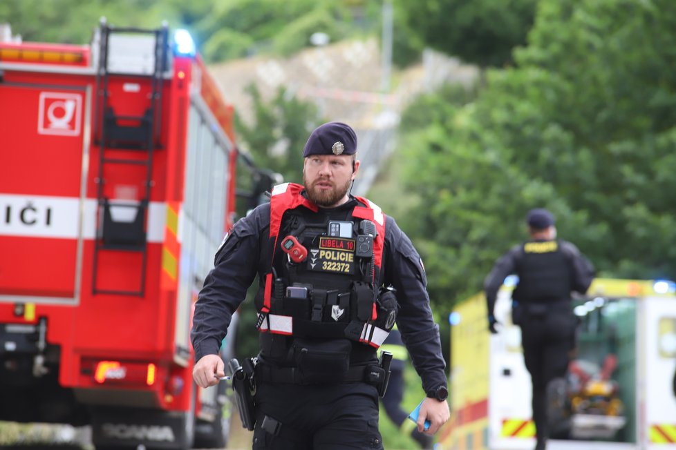 V Trocnovské ulici na Žižkově došlo k explozi barelu s neznámou chemickou látkou. Na místě jsou zranění. (2. července 2021)