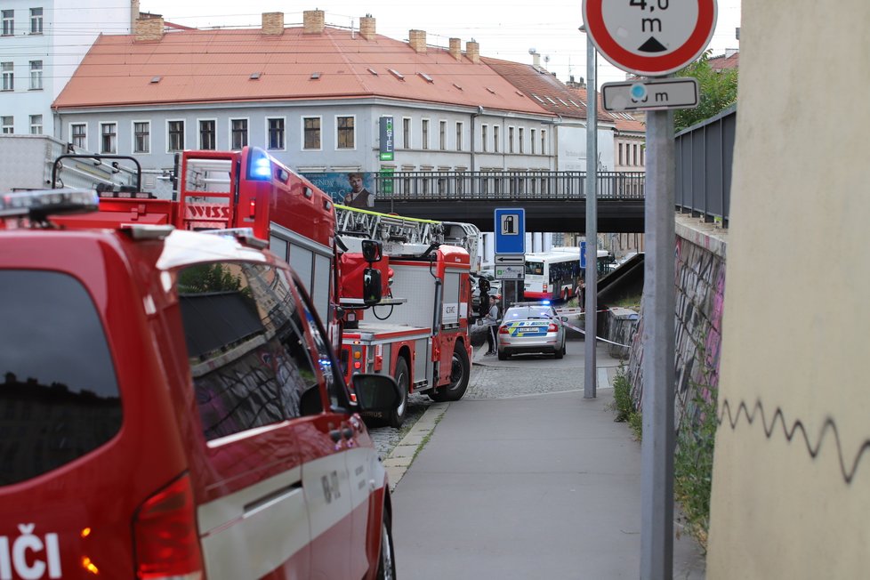 V Trocnovské ulici na Žižkově došlo k explozi barelu s neznámou chemickou látkou. Na místě jsou zranění. (2. července 2021)