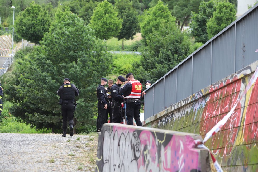 V Trocnovské ulici na Žižkově došlo k explozi barelu s neznámou chemickou látkou. Na místě jsou zranění. (2. července 2021)