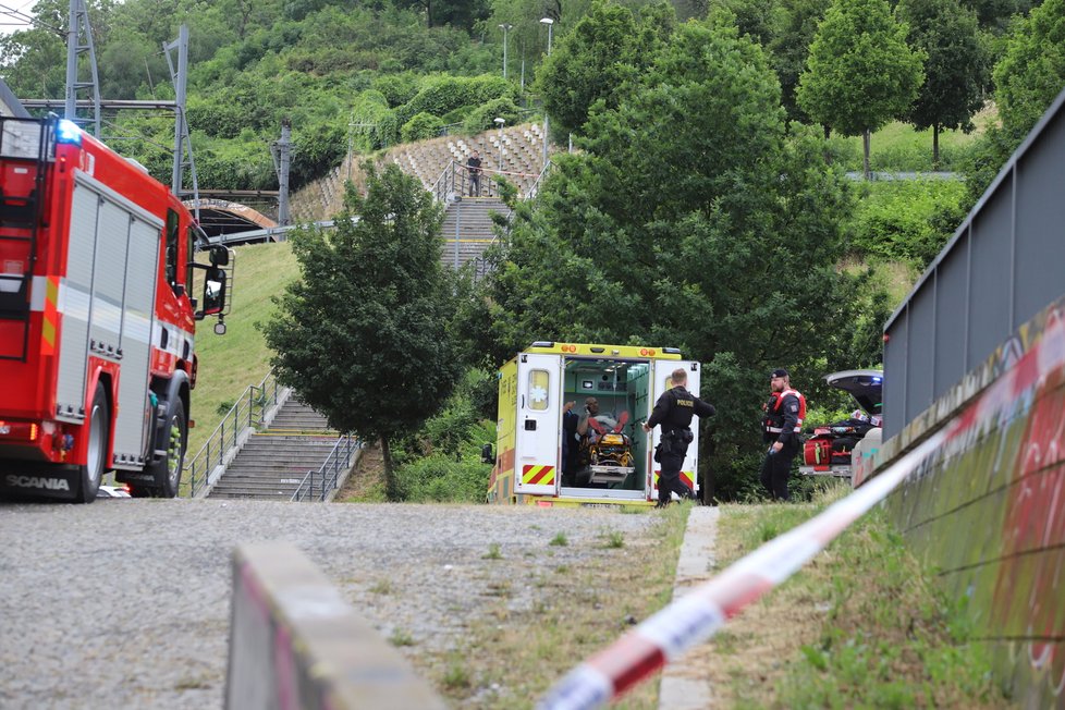 V Trocnovské ulici na Žižkově došlo k explozi barelu s neznámou chemickou látkou. Na místě jsou zranění. (2. července 2021)