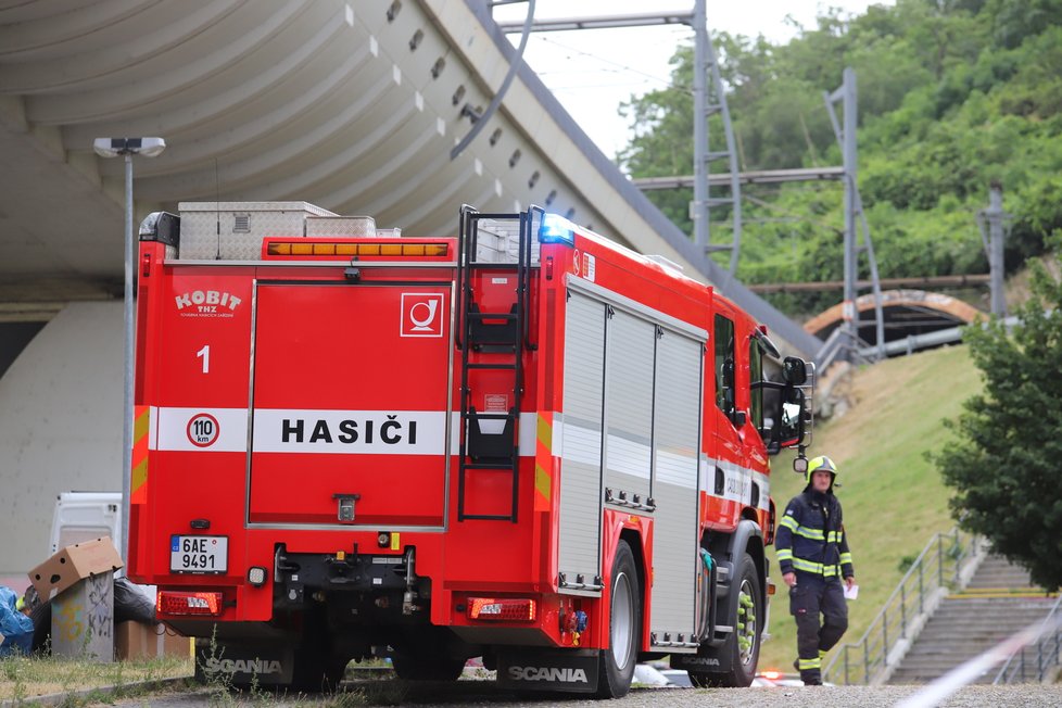 V Trocnovské ulici na Žižkově došlo k explozi barelu s neznámou chemickou látkou. Na místě jsou zranění. (2. července 2021)