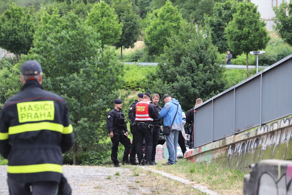 V Trocnovské ulici na Žižkově došlo k explozi barelu s neznámou chemickou látkou. Na místě jsou zranění. (2. července 2021)