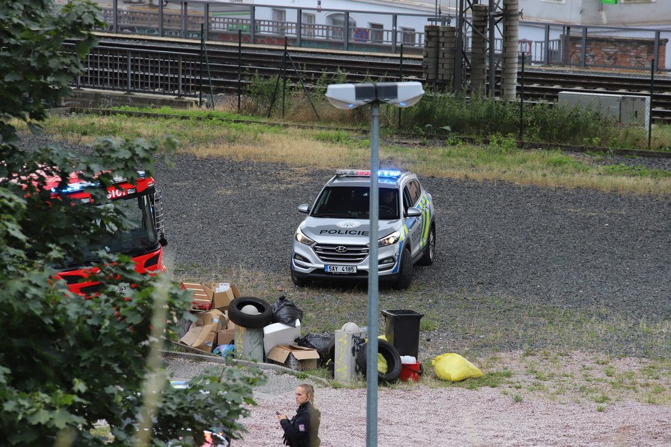 V Trocnovské ulici na Žižkově došlo k explozi barelu s neznámou chemickou látkou. Na místě jsou zranění. (2. července 2021)