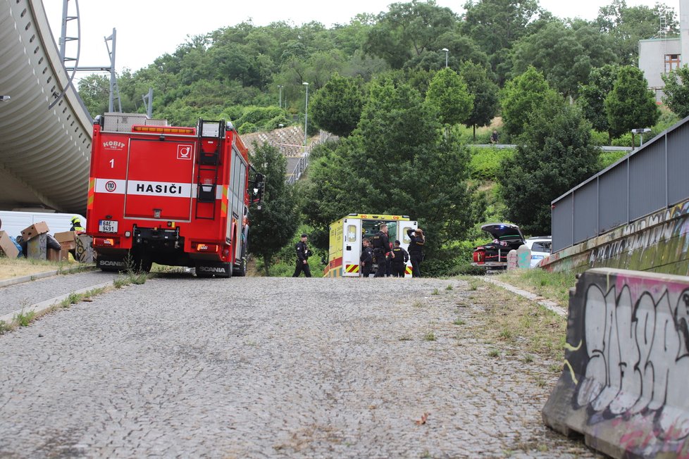 V Trocnovské ulici na Žižkově došlo k explozi barelu s neznámou chemickou látkou. Na místě jsou zranění. (2. července 2021)