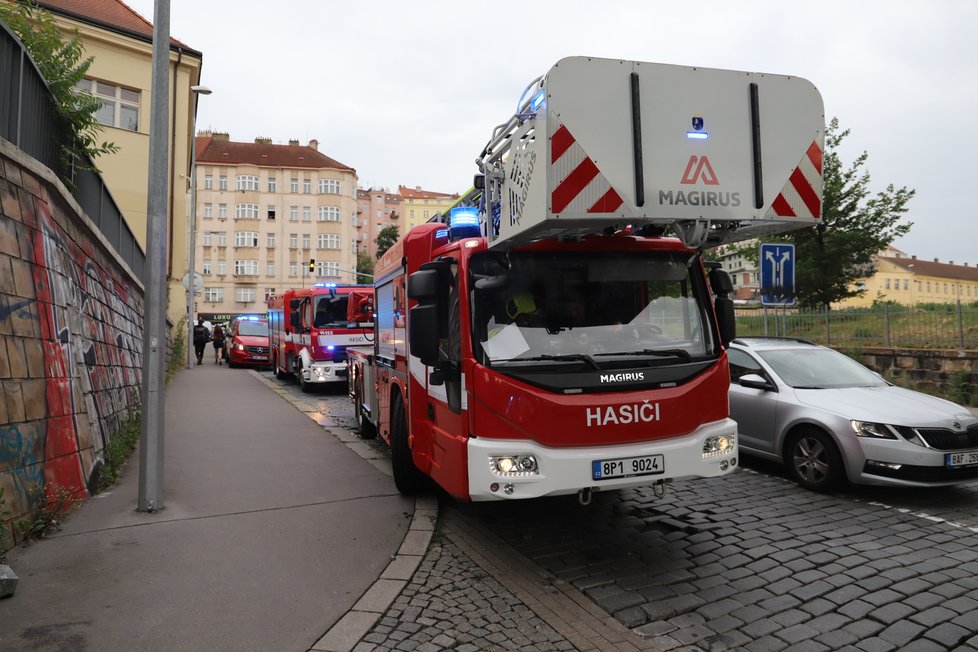 V Trocnovské ulici na Žižkově došlo k explozi barelu s neznámou chemickou látkou. Na místě jsou zranění. (2. července 2021)