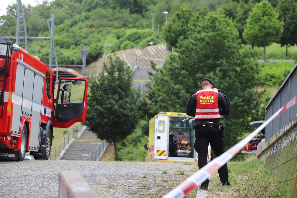 V Trocnovské ulici na Žižkově došlo k explozi barelu s neznámou chemickou látkou. Na místě jsou zranění. (2. července 2021)