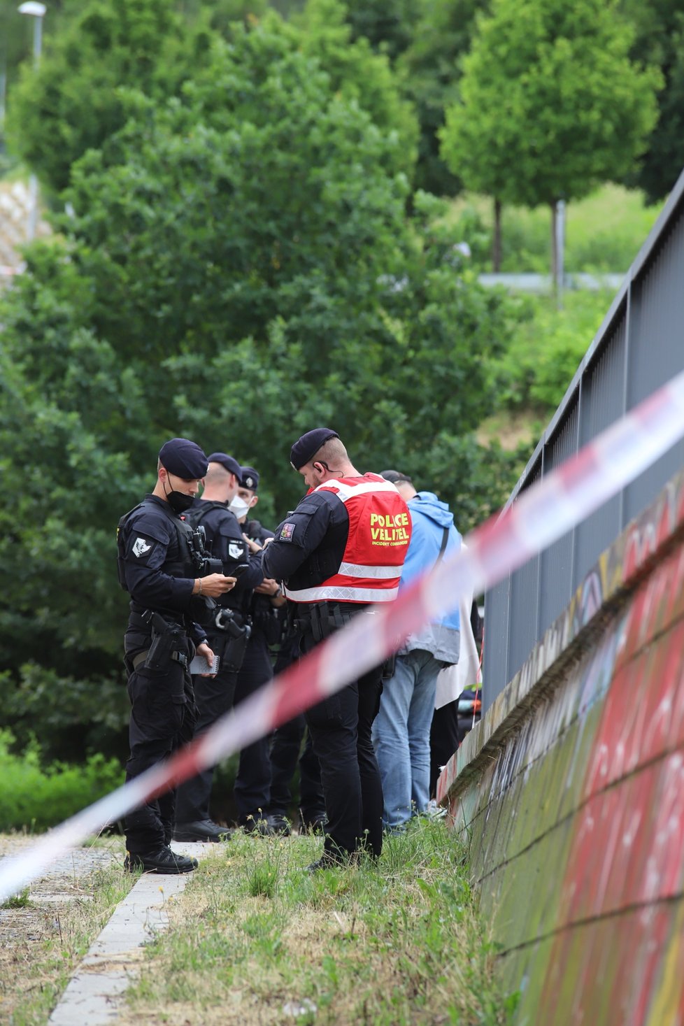 V Trocnovské ulici na Žižkově došlo k explozi barelu s neznámou chemickou látkou. Na místě jsou zranění. (2. července 2021)