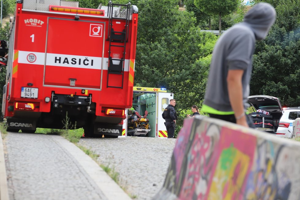 V Trocnovské ulici na Žižkově došlo k explozi barelu s neznámou chemickou látkou. Na místě jsou zranění. (2. července 2021)