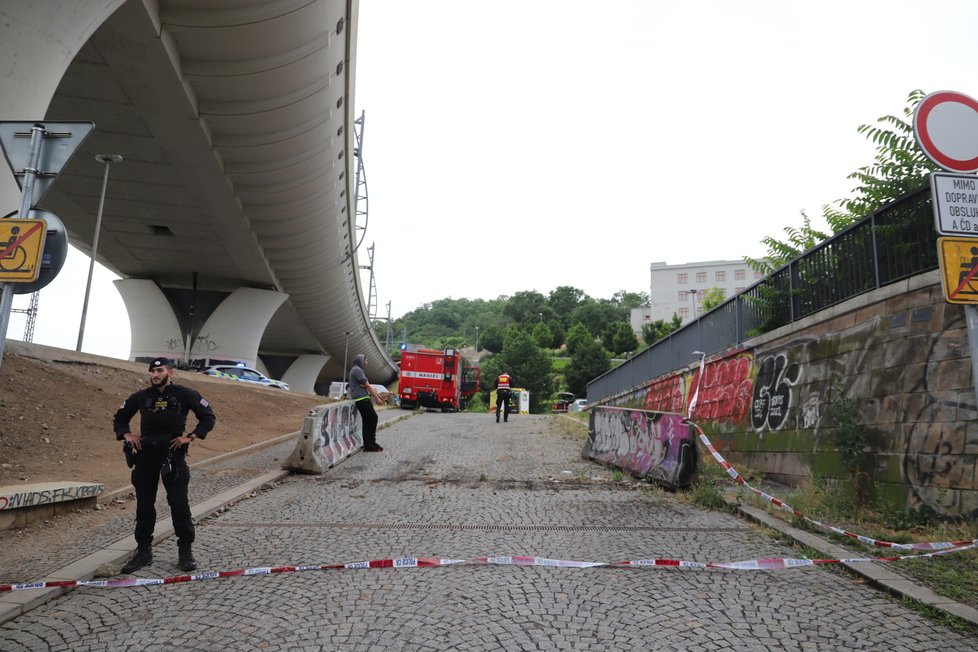 V Trocnovské ulici na Žižkově došlo k explozi barelu s neznámou chemickou látkou. Na místě jsou zranění. (2. července 2021)