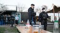 Policisté zasahovali na pražském Žižkově. Srocovalo se zde větší množství lidí, kteří popíjeli alkohol.