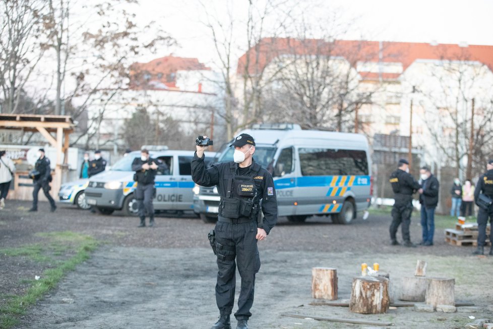 Policisté zasahovali na pražském Žižkově. Srocovalo se zde větší množství lidí, kteří popíjeli alkohol.