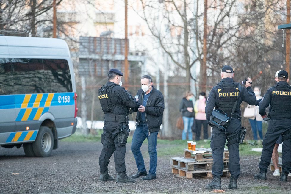 Policisté zasahovali na pražském Žižkově. Srocovalo se zde větší množství lidí, kteří popíjeli alkohol.