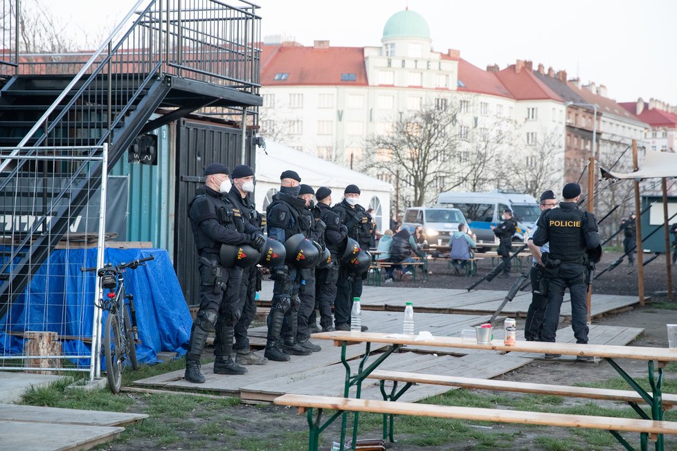 Policisté zasahovali na pražském Žižkově. Srocovalo se zde větší množství lidí, kteří popíjeli alkohol.