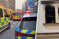 Hrůza v Praze: Byt v plamenech, mladík skočil z okna