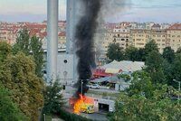 Drama pod Žižkovskou věží. Záchranáři vyrazili na pomoc k pacientovi, zakrátko měli sanitku v plamenech