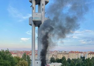 Požár sanitky pražské záchranné služby na Žižkově. (29. červenec 2022)