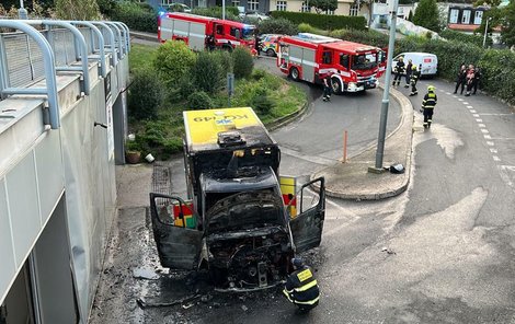 Požár sanitky pražské záchranné služby na Žižkově. (29. červenec 2022)