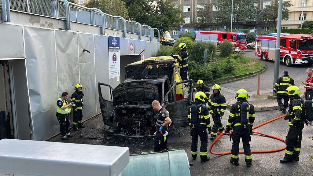 Požár sanitky pražské záchranné služby na Žižkově. (29. červenec 2022)