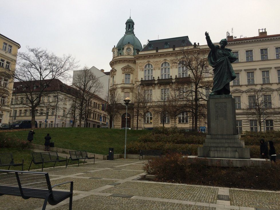 Budova žižkovské radnice se nalézá na Havlíčkově náměstí. Na něj má starosta Ptáček výhled jako na dlani – doslova z ptačí perspektivy.