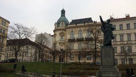 Budova žižkovské radnice se nalézá na Havlíčkově náměstí. Na něj má starosta Ptáček výhled jako na dlani – doslova z ptačí perspektivy.