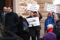Žižkovská radnice pod palbou kritiky. Lidé protestují proti bytovému domu i bourání školky