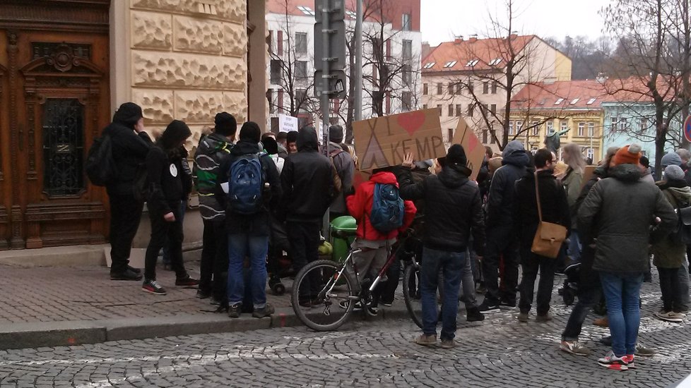 Protesty před žižkovskou radnicí