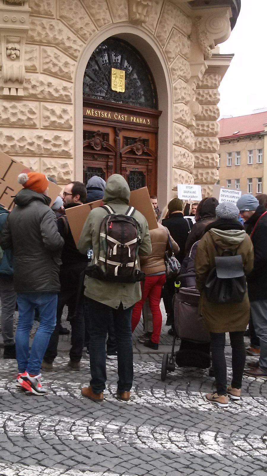 Protesty před žižkovskou radnicí