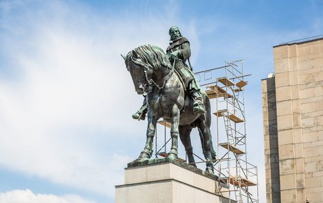 Monumentální socha vojevůdce Žižky shlíží na metropoli od roku 1950.