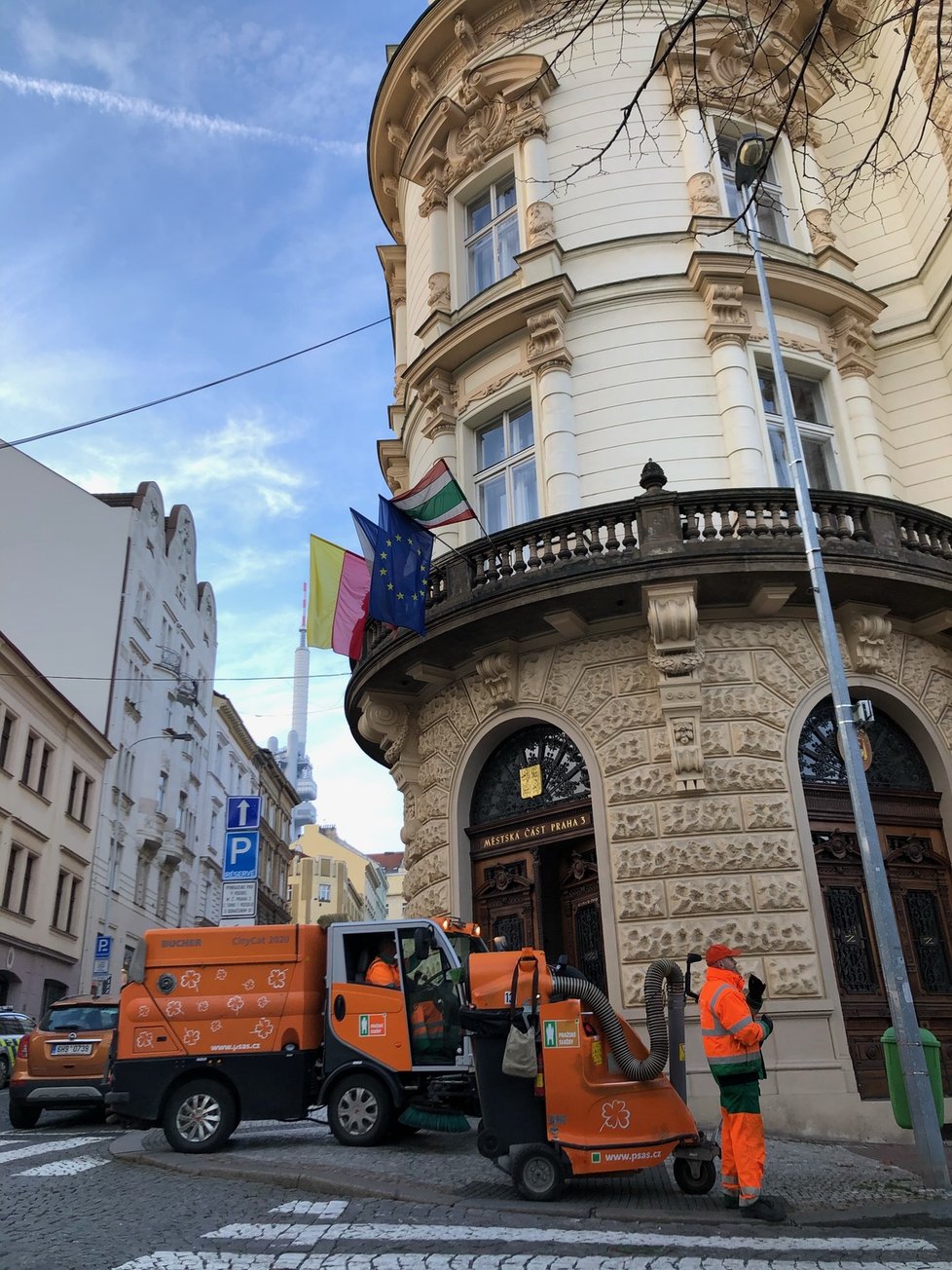 Žižkovská radnice vyhlásila boj nezodpovědným pejskařům. Jednorázově nechala od psích exkrementů vyčistit Štítného ulici, aby se v dalších mohli sami obyvatelé přesvědčit, jak moc ohleduplné mají sousedy.