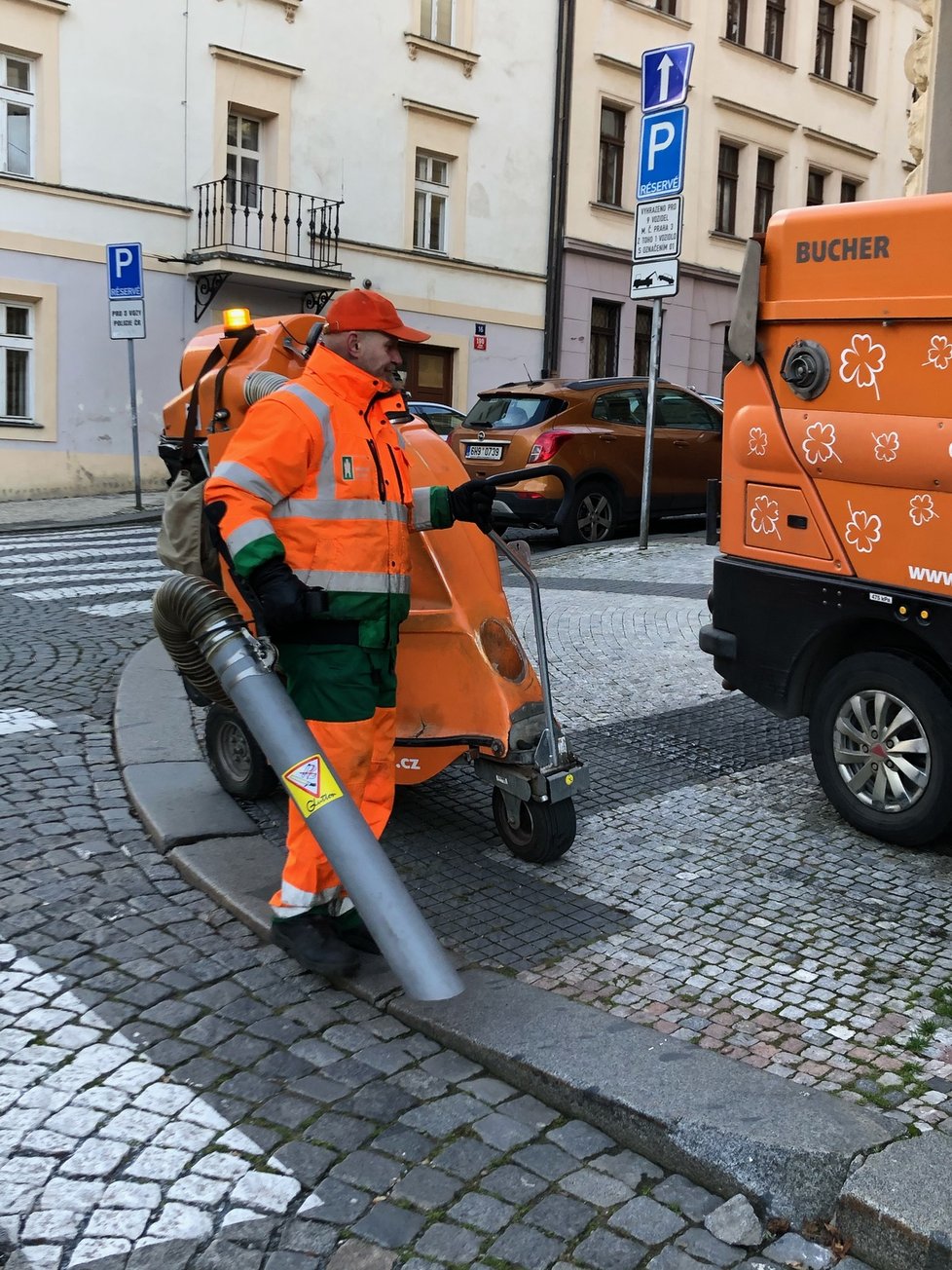 Žižkovská radnice vyhlásila boj nezodpovědným pejskařům. Jednorázově nechala od psích exkrementů vyčistit Štítného ulici, aby se v dalších mohli sami obyvatelé přesvědčit, jak moc ohleduplné mají sousedy.