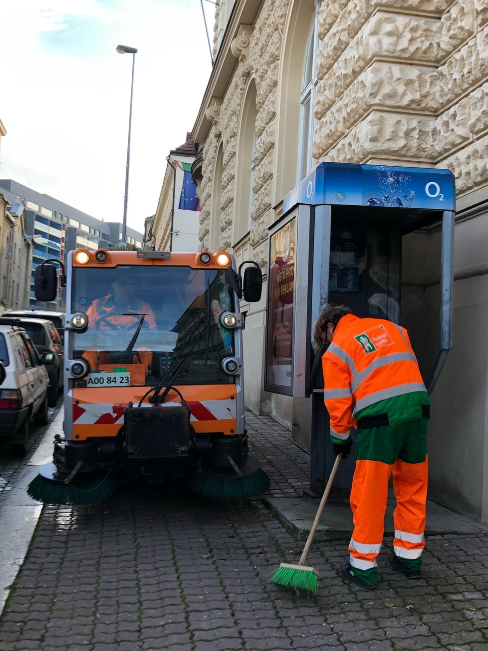 Žižkovská radnice vyhlásila boj nezodpovědným pejskařům. Jednorázově nechala od psích exkrementů vyčistit Štítného ulici, aby se v dalších mohli sami obyvatelé přesvědčit, jak moc ohleduplné mají sousedy.