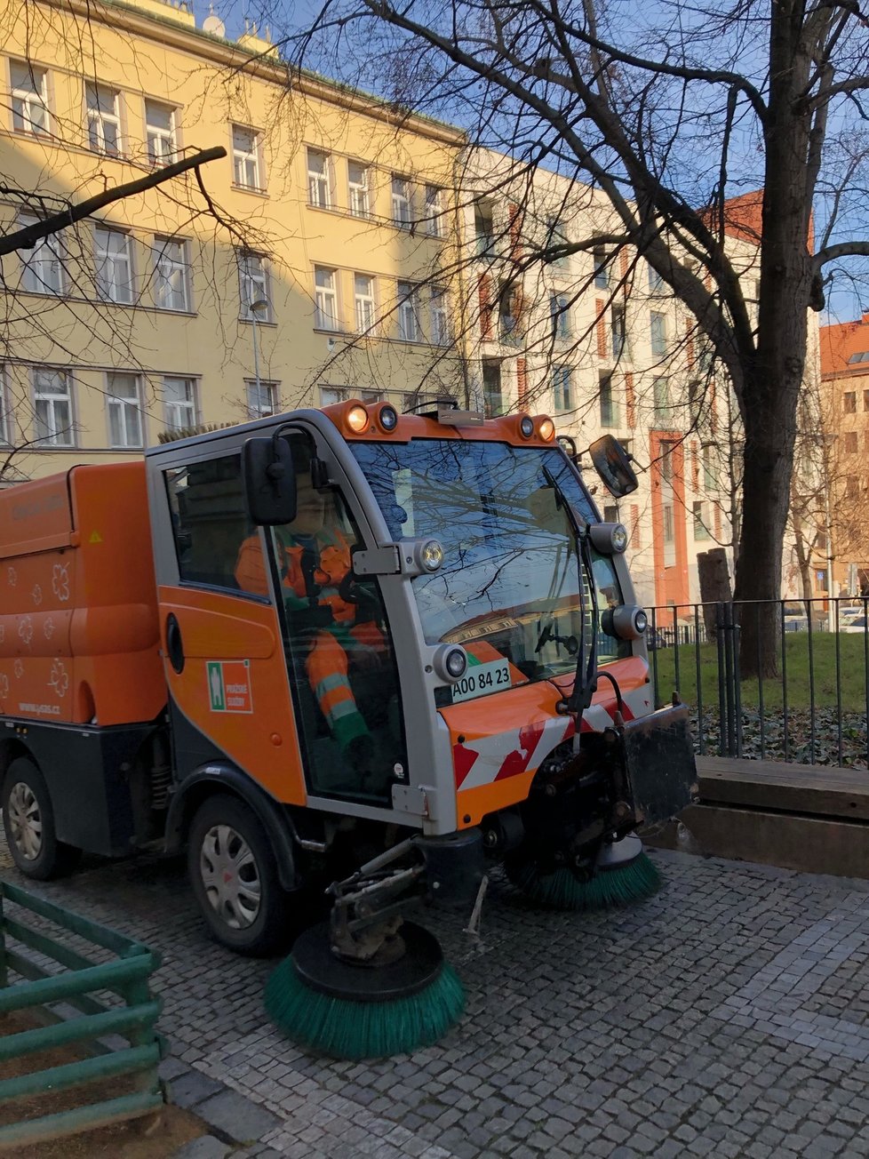 Žižkovská radnice vyhlásila boj nezodpovědným pejskařům. Jednorázově nechala od psích exkrementů vyčistit Štítného ulici, aby se v dalších mohli sami obyvatelé přesvědčit, jak moc ohleduplné mají sousedy.