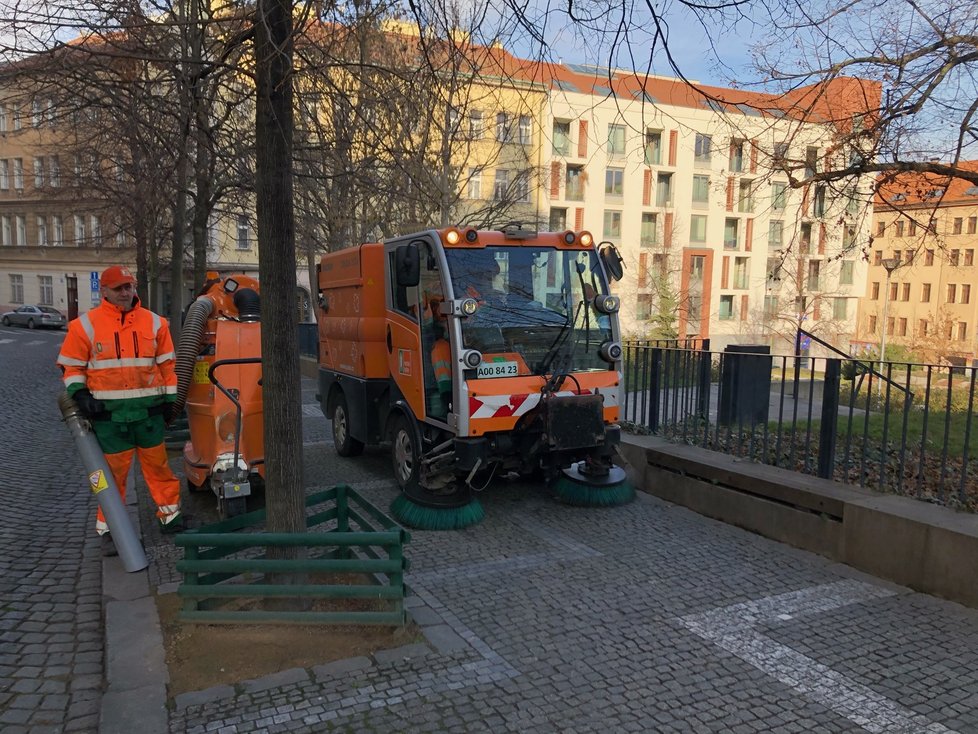 Žižkovská radnice vyhlásila boj nezodpovědným pejskařům. Jednorázově nechala od psích exkrementů vyčistit Štítného ulici, aby se v dalších mohli sami obyvatelé přesvědčit, jak moc ohleduplné mají sousedy.