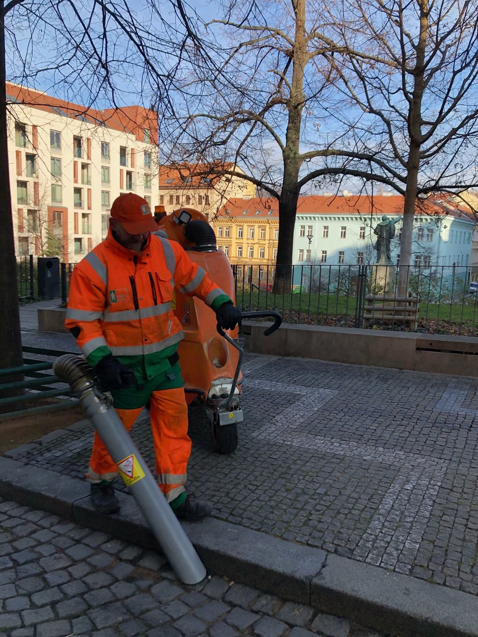 Žižkovská radnice vyhlásila boj nezodpovědným pejskařům. Jednorázově nechala od psích exkrementů vyčistit Štítného ulici, aby se v dalších mohli sami obyvatelé přesvědčit, jak moc ohleduplné mají sousedy.