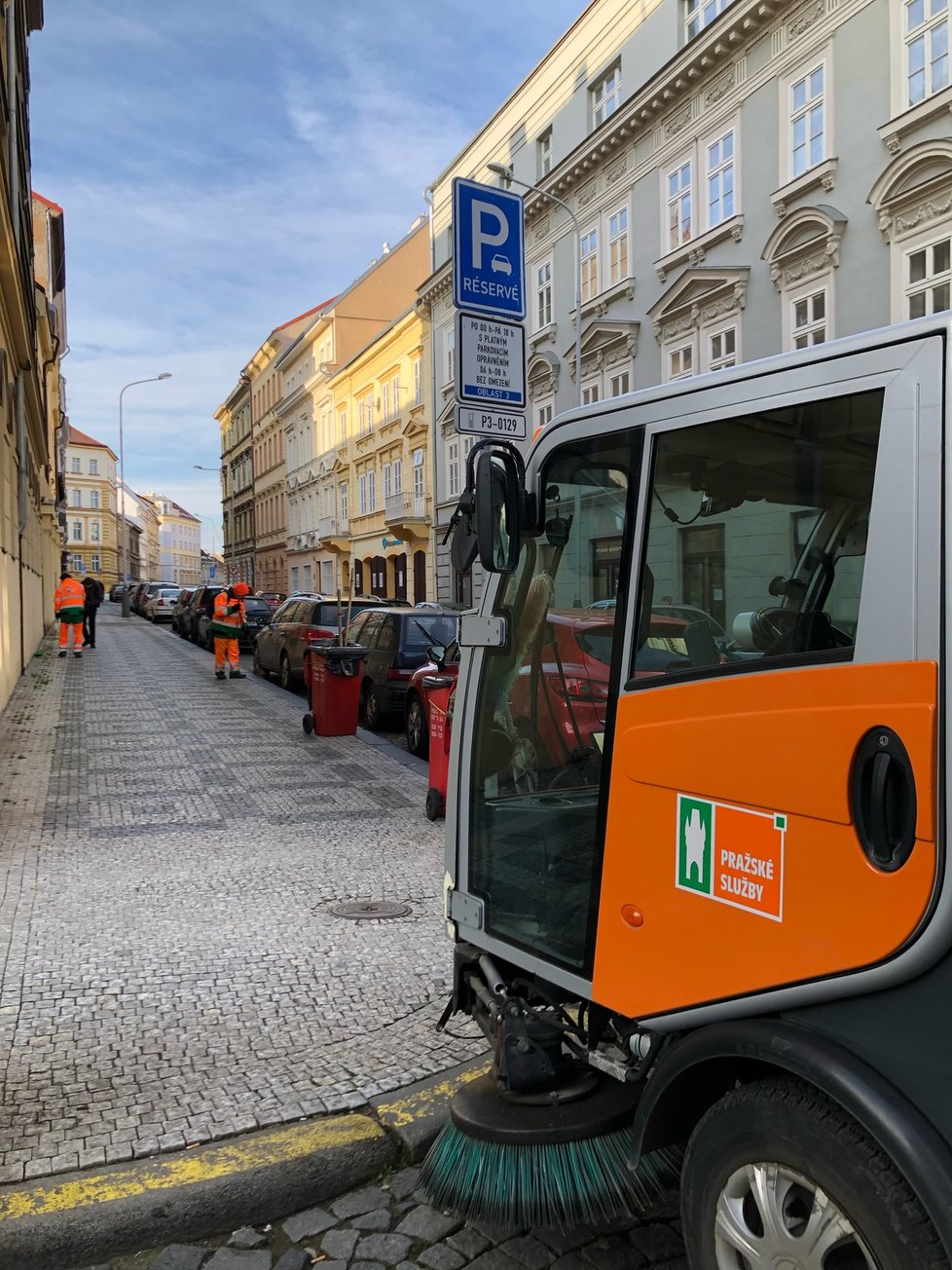 Žižkovská radnice vyhlásila boj nezodpovědným pejskařům. Jednorázově nechala od psích exkrementů vyčistit Štítného ulici, aby se v dalších mohli sami obyvatelé přesvědčit, jak moc ohleduplné mají sousedy.