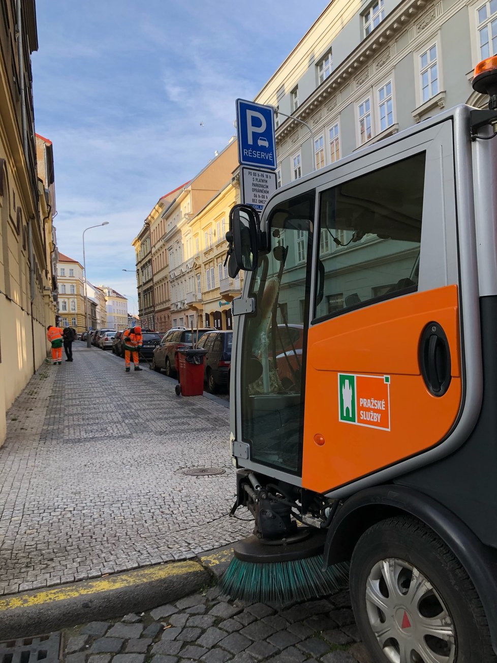 Žižkovská radnice vyhlásila boj nezodpovědným pejskařům. Jednorázově nechala od psích exkrementů vyčistit Štítného ulici, aby se v dalších mohli sami obyvatelé přesvědčit, jak moc ohleduplné mají sousedy.