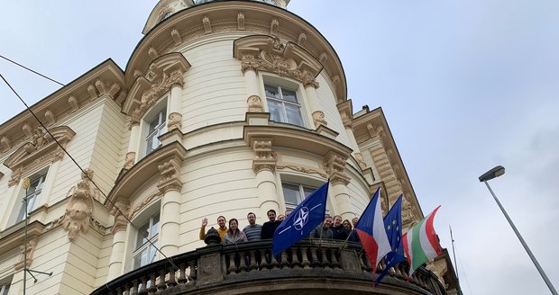 Praha 3 vyvěsila vlajku NATO v reakci na Babišova slova o tom, že by v případě vojenského konfliktu nepodpořil české spojence. Nad vchodem radnice se vlajka objevila hned v pondělí.